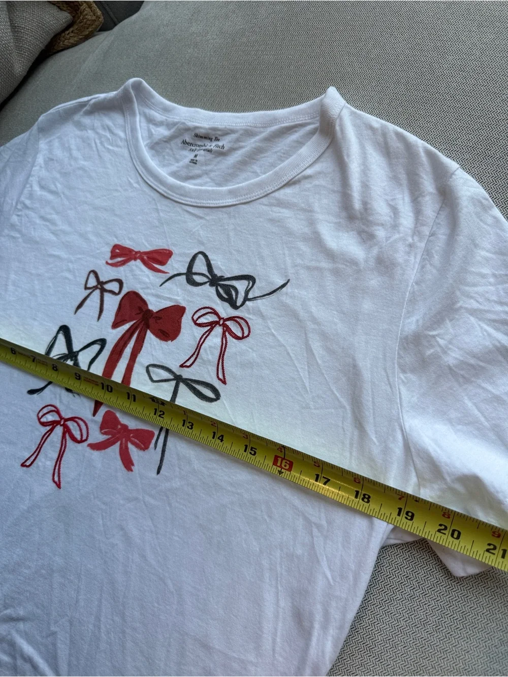 Abercrombie & Fitch White T-Shirt with Red & Black Bow Graphic Embroidery M - Picture 5 of 6